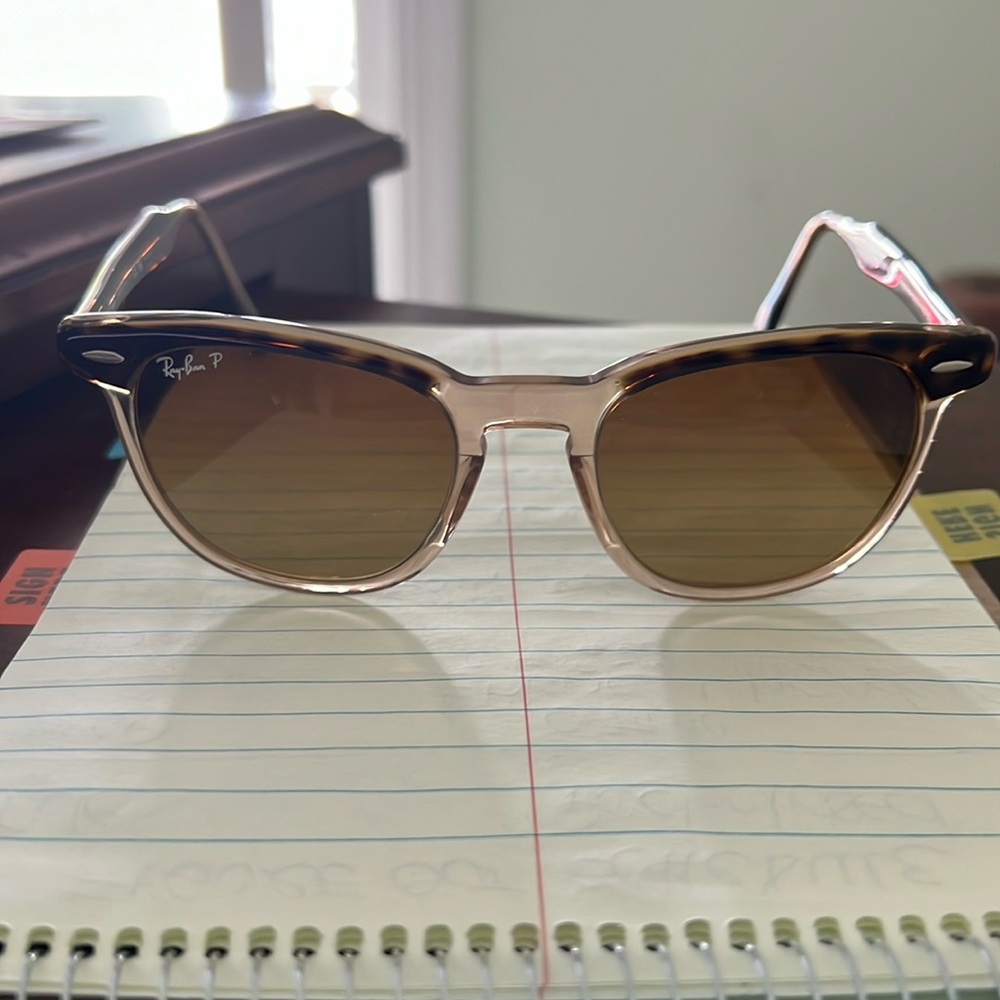 Woman’s ray ban sunglassss